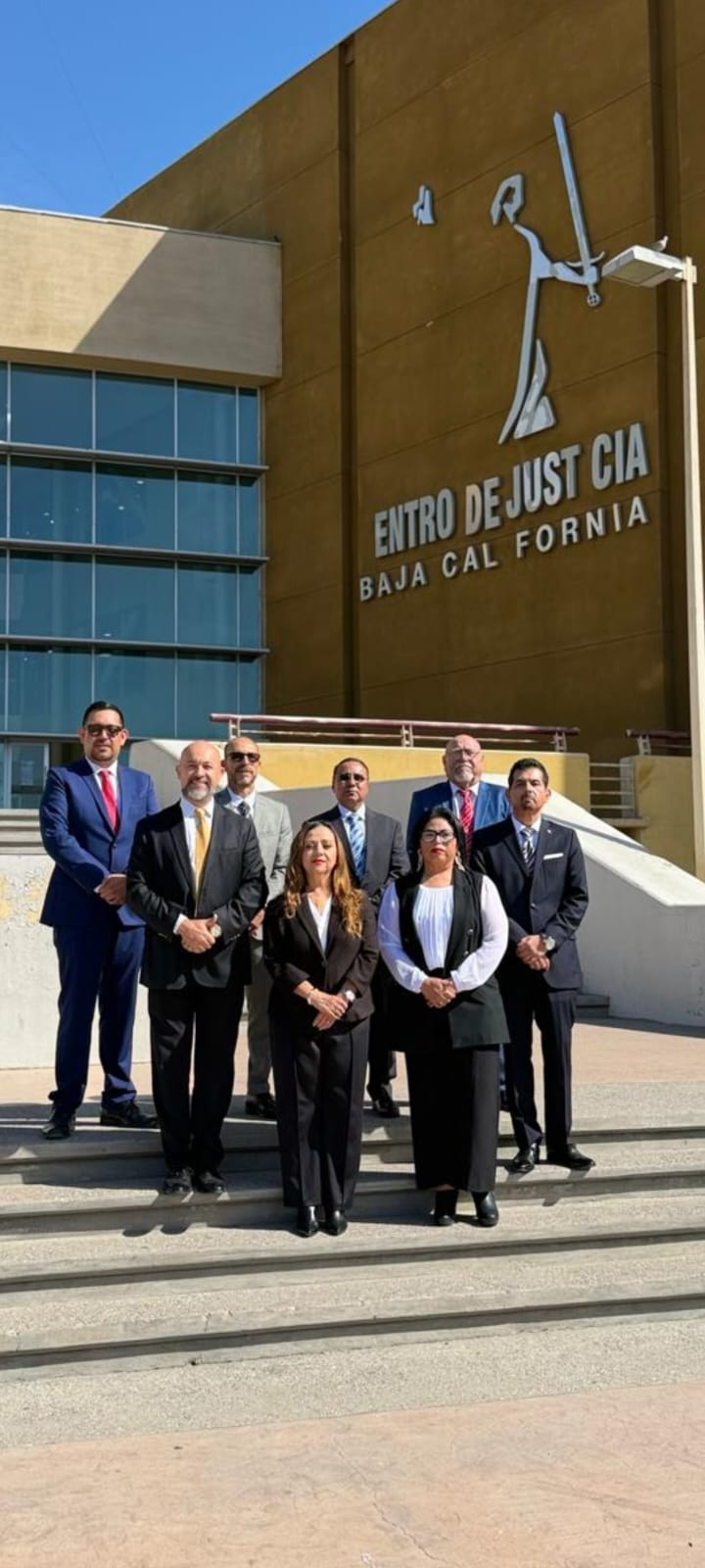 Grupo de profesionistas frente al Centro de Justicia de Baja California